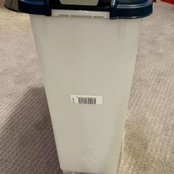 Pet Food Container Holds Up To 35lbs