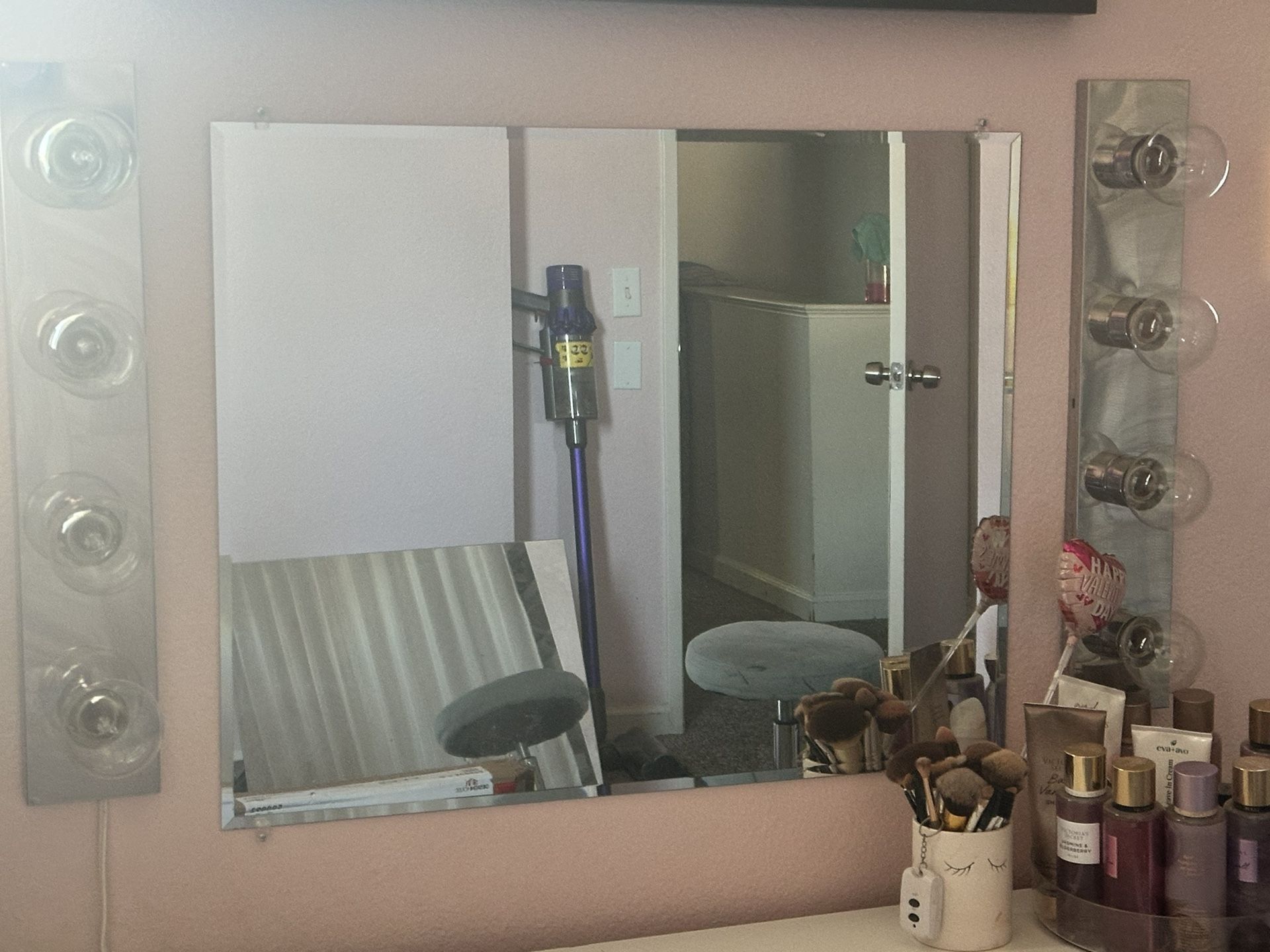 Makeup Vanity Mirror And Hollywood Lights 