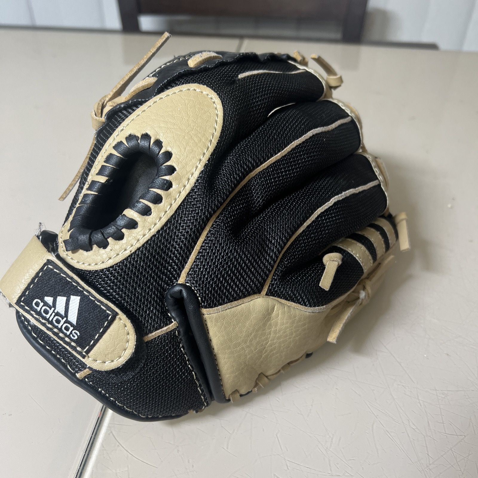 Adidas 11" Youth Black/Tan Left-Hand Throw Ball Glove TS1100SD. Pre owned in very good cosmetic condition with minimal sign of usage.