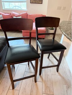 Set of 2 Counter Height Bar Stools – Dark Wood & Black Cushioned Seats  Modern and sturdy counter height bar stools in great condition. Dark espresso 