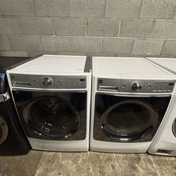 White Kenmore Front Load Washer And Dryer Set In Excellent Condition!
