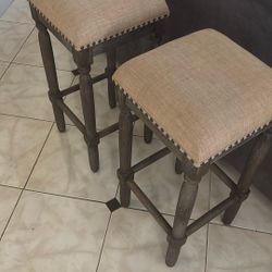 2 bar stool chairs 