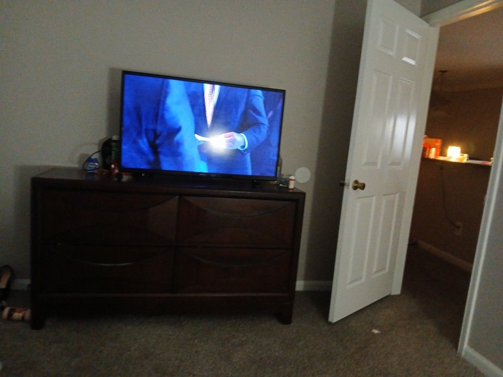 45 Insignia Brought Brand New Last Month For 350 Plus A 65 Dollar Onn Box With Remotes