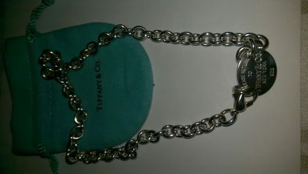 Tiffany&Co oval necklace excellent condition like new Authentic