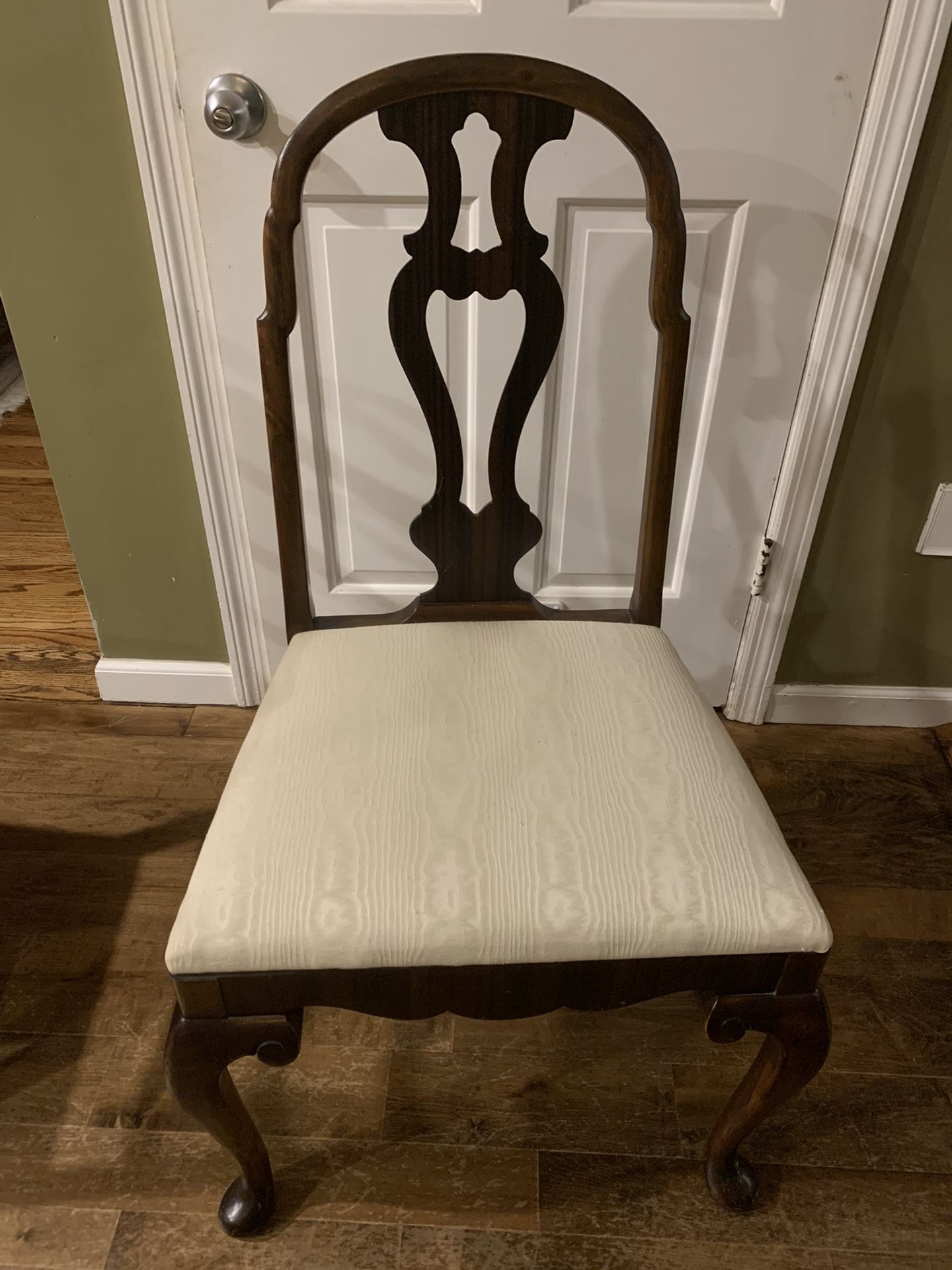 Dining Room Chairs - Lammert’s of St. Louis