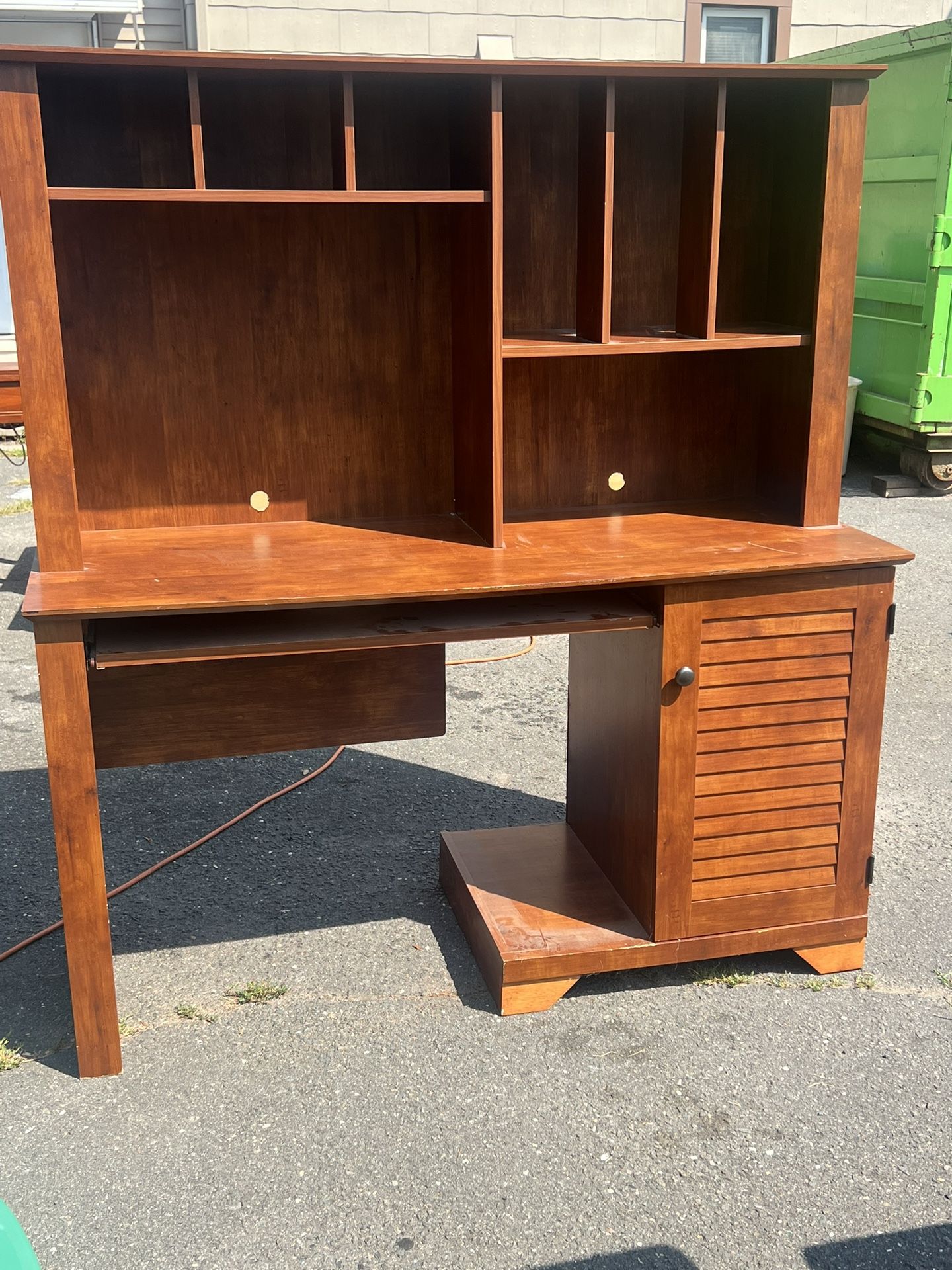 Sauder Desk With Hutch