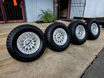 17" KMC w- 33" RT tires. $1700