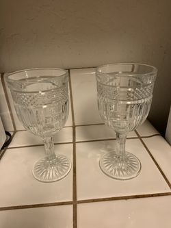 Set of 2 wine glasses.