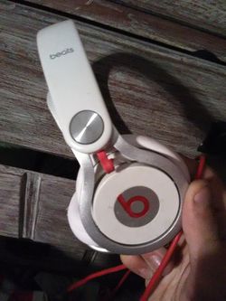 White and Red Beats MINT