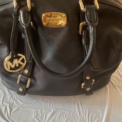 Michel Kors Purse Good Condition Color black