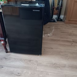 Insignia mini frig