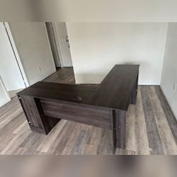 Home Depot L-Shaped Desk, Dark Wood, 65.5x65.5x30.5 - Good – Falls Church, VA