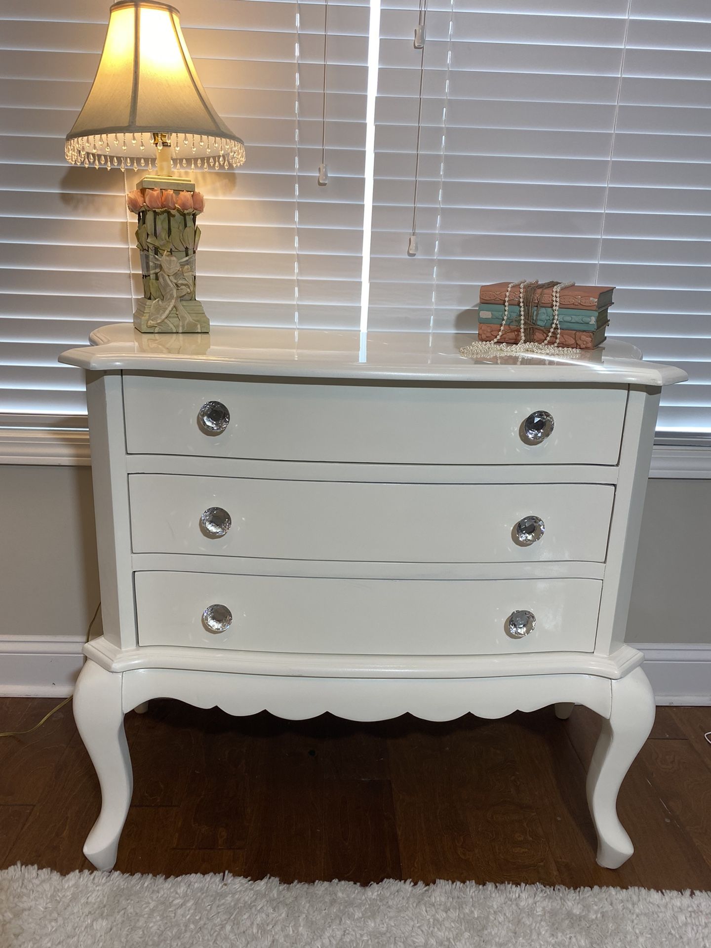 Entry table/Bombay Chest