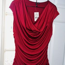 nice women’s shirt size (Large) new with tag only $20