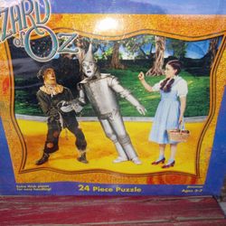 New Wizard of Oz 24 peice puzzle set un open 