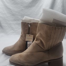 Universal Thread Women's Ashley Low Block Side Zip Ankle Boots in the color taupe or beige Size 9