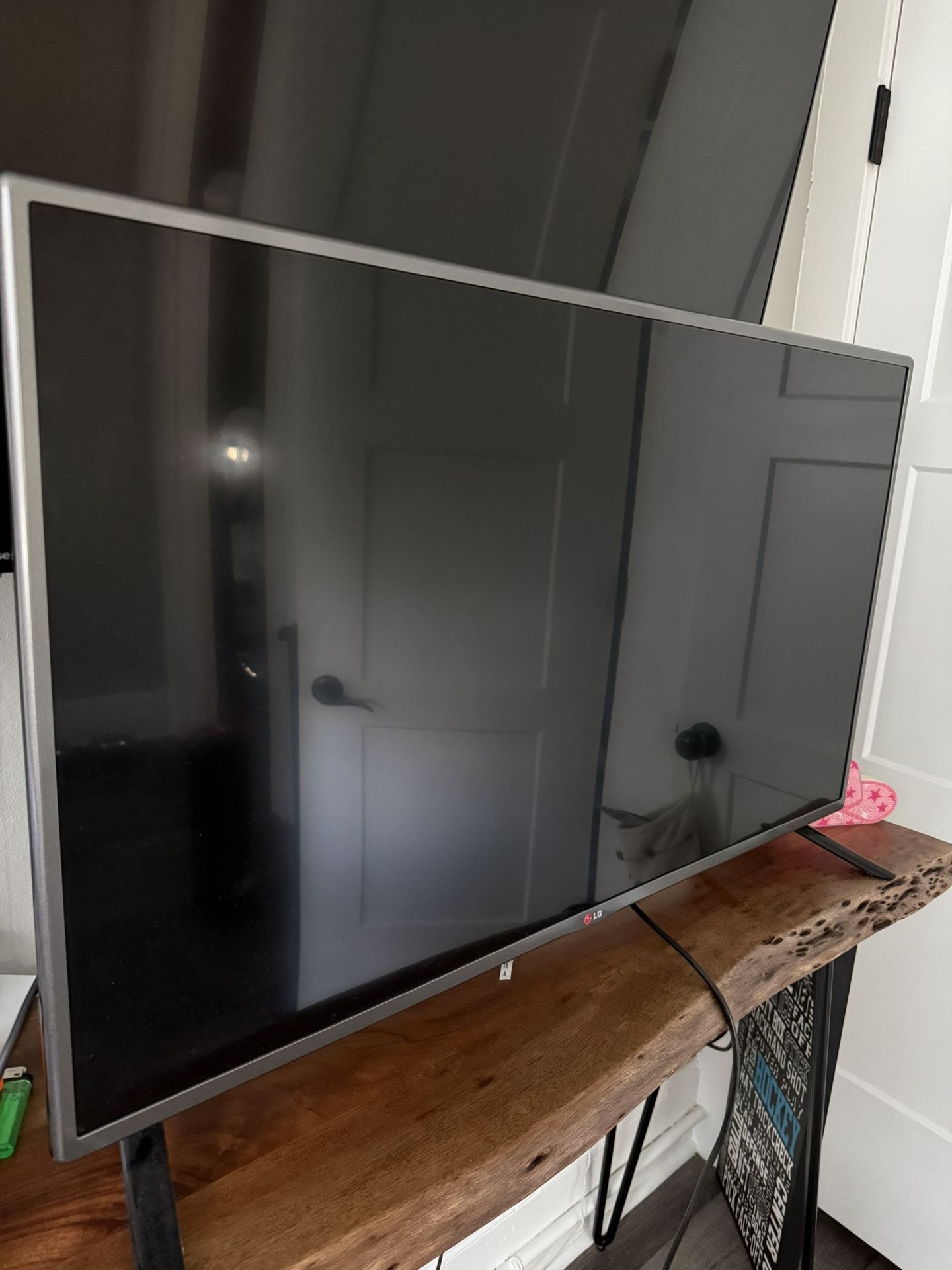 42” LG flatscreen tv