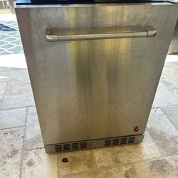 Free outdoor refrigerator