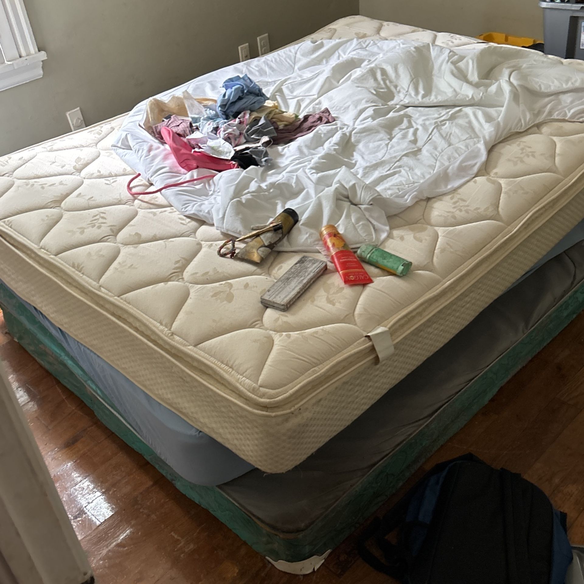 2 Queen Size Mattresses And Boxspring