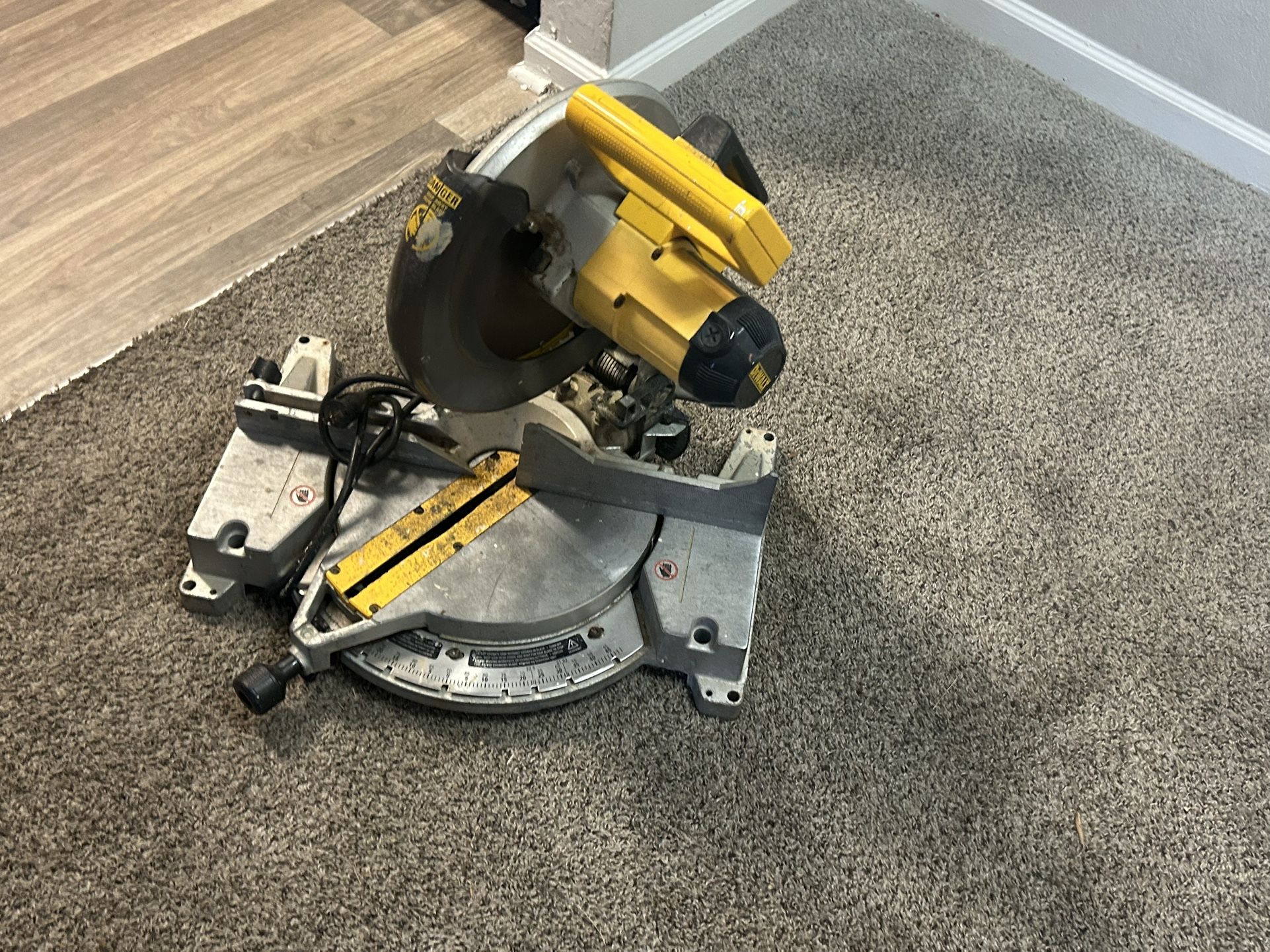 dewalt 12 (305mm) double-bevel sliding compound miter saw