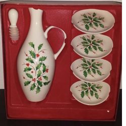 Lenox Holiday Oil Bottle Set- GIFT BOX  MSRP $60.00 Holly Christmas