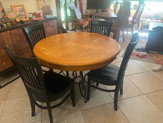 Round/oval table w/ four chairs