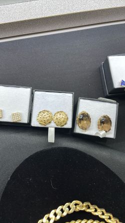 Gold jewelry at cash America 2318