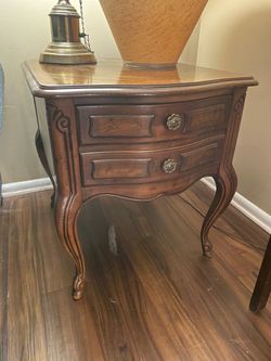 Elegant Wood End Table / Nightstand