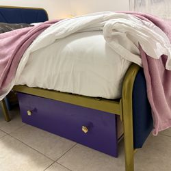 Twin bed mattress and frame