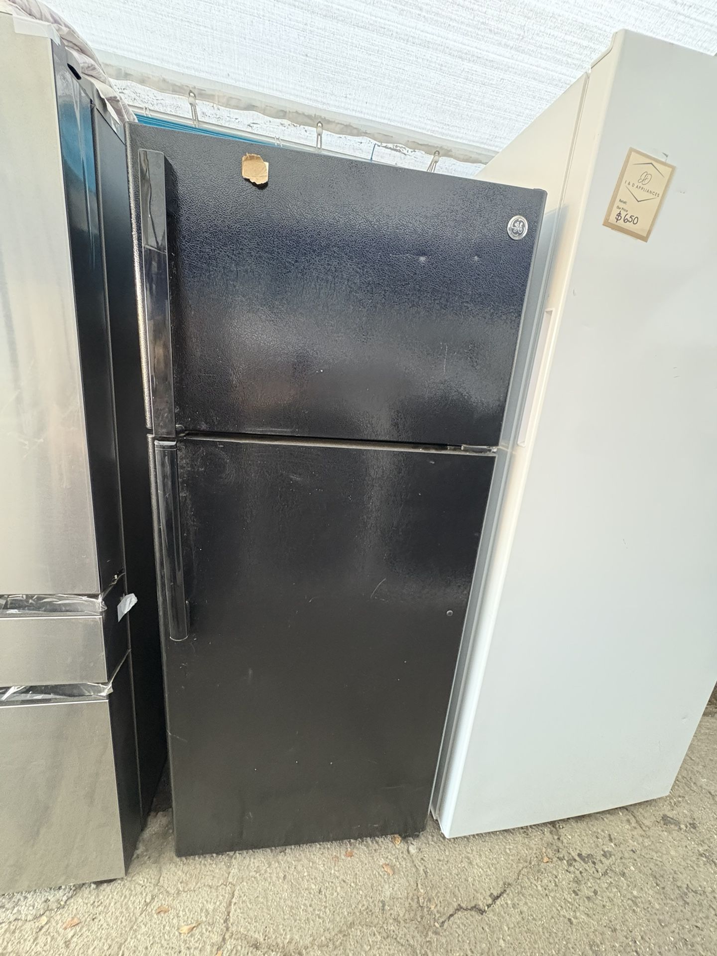 Pre-Owned GE Top Freezer Refrigerator in Black