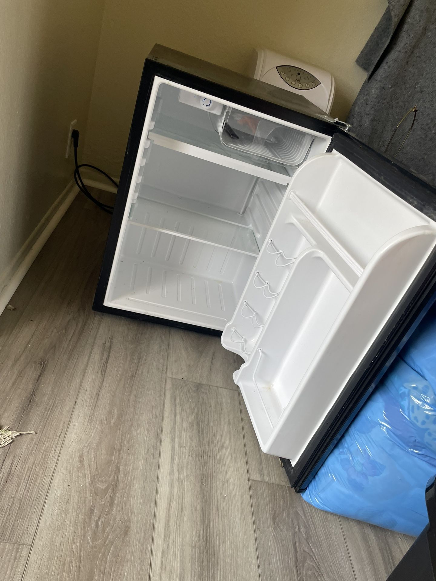 Refrigerator/Mini Refrigerator