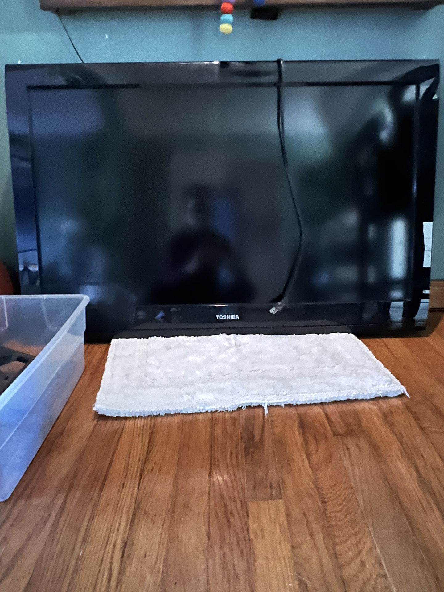 Toshiba 40” TV With Mounting Brackets