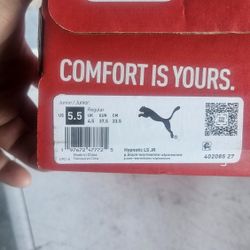 Pumas Size 5.5 Boys  7.5 Womens