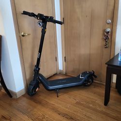 NIU KQi3 Foldable Electric Kick Scooter W/31 Mi Max Operating Range & 20 MPH Max Speed 