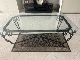 Modern Glass Coffee Table – Excellent Condition