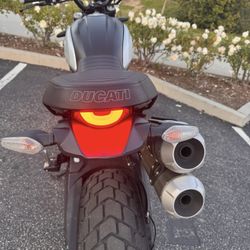 Ducati 2022 1,1L ~1k mi, like new!