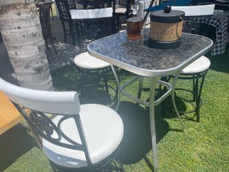 High table and 3 high chairs
