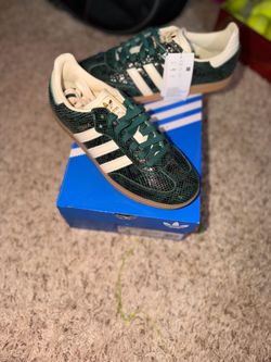 New with box Womens Adidas Samba Snakeskin print Size 8