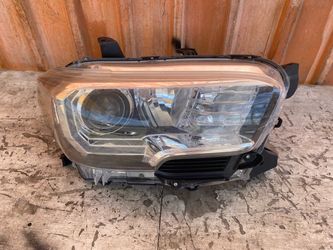 Headlight Toyota Tacoma  LED 2018-2021 OEM  right passenger side