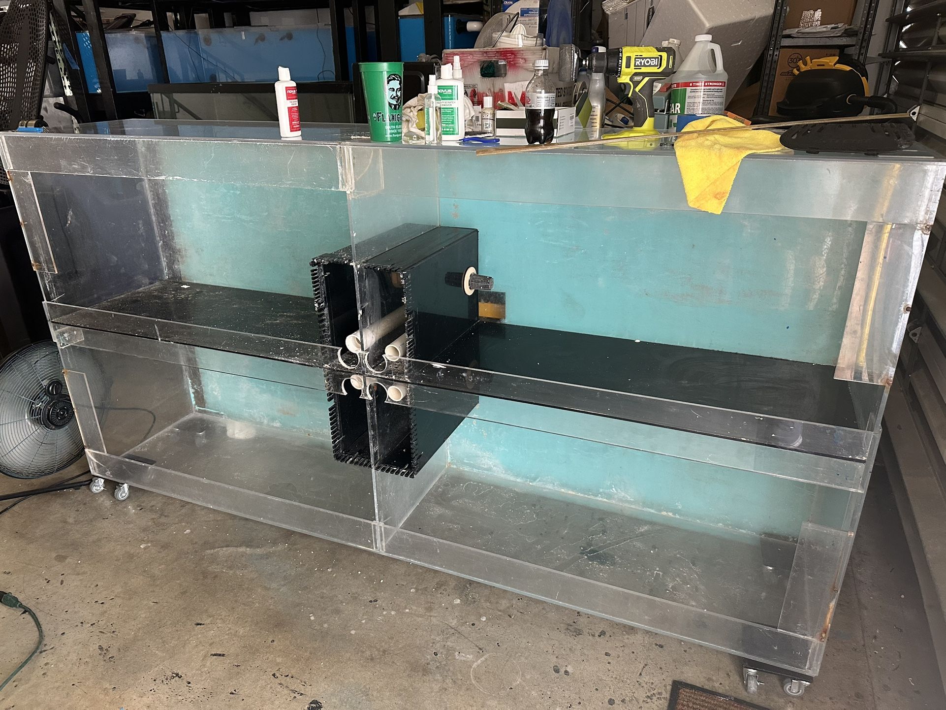 Sealife Systems 420 Gallon Divided Acrylic Display Tank With Wet Dry Filter And Protein Skimmer