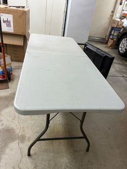 Folding table