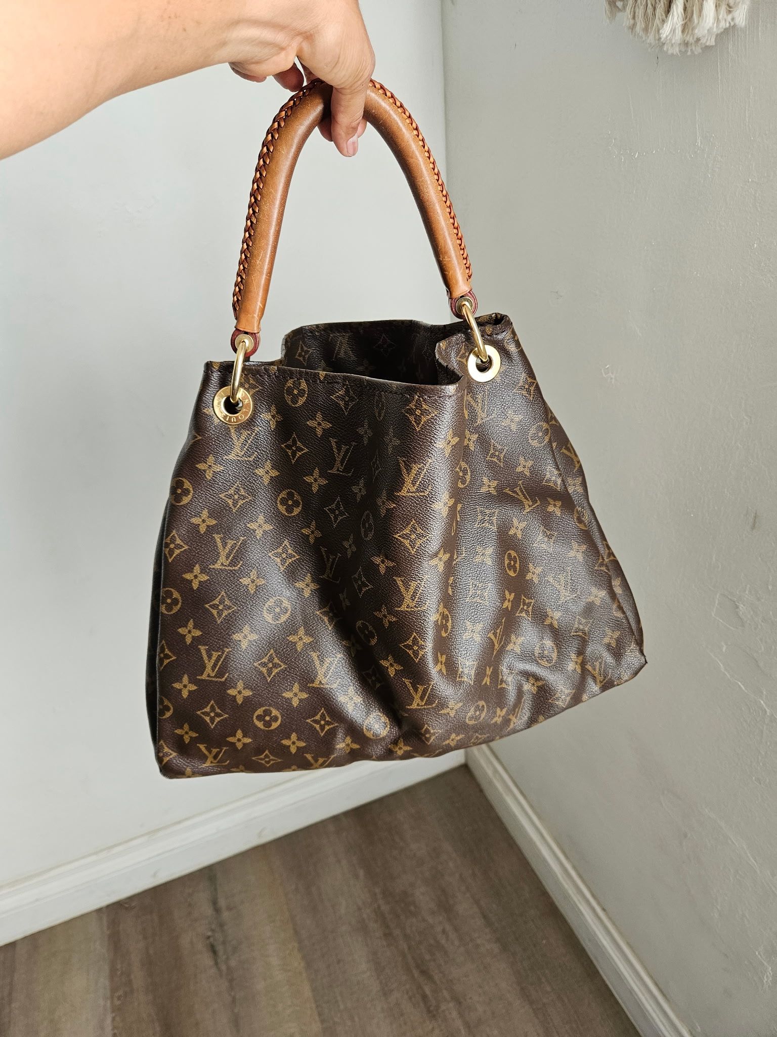 Louis Vuitton ARTSY LEATHER HANDBAG