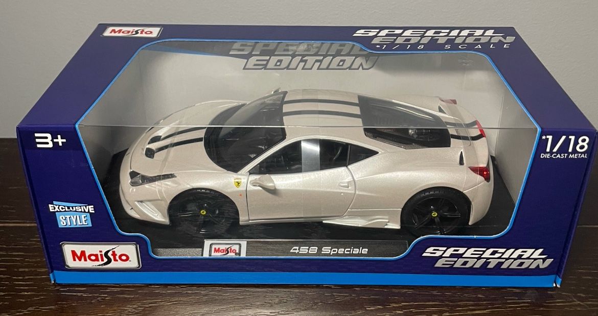 Maisto Ferrari 458 Speciale Pearl White Special Edition 1:18 Scale Diecast Car