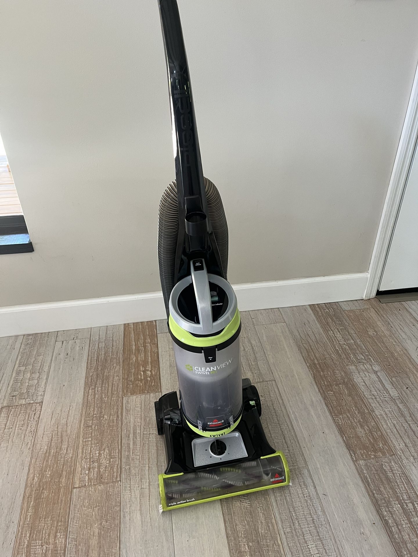 Bissell 2252 CleanView Swivel Upright Bagless Vacuum