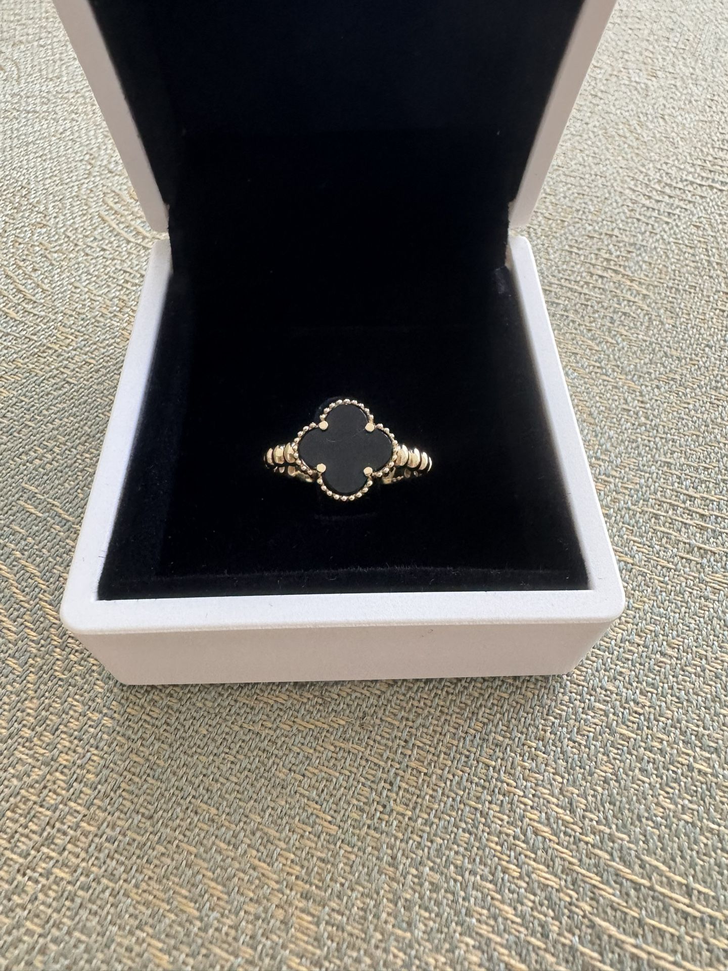 14K yellow gold/585 clover ring size 8 In excellent condition Marked 14K/585 2.20 grams