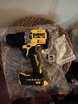 DeWalt XR taladro martillo nuevo vendo solo la herramienta el precio es firme