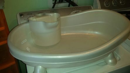 Infant tub with side pitcher