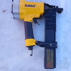 Clabadora  Dewalt Para Grapas  De Una Pulgada De Conpresor