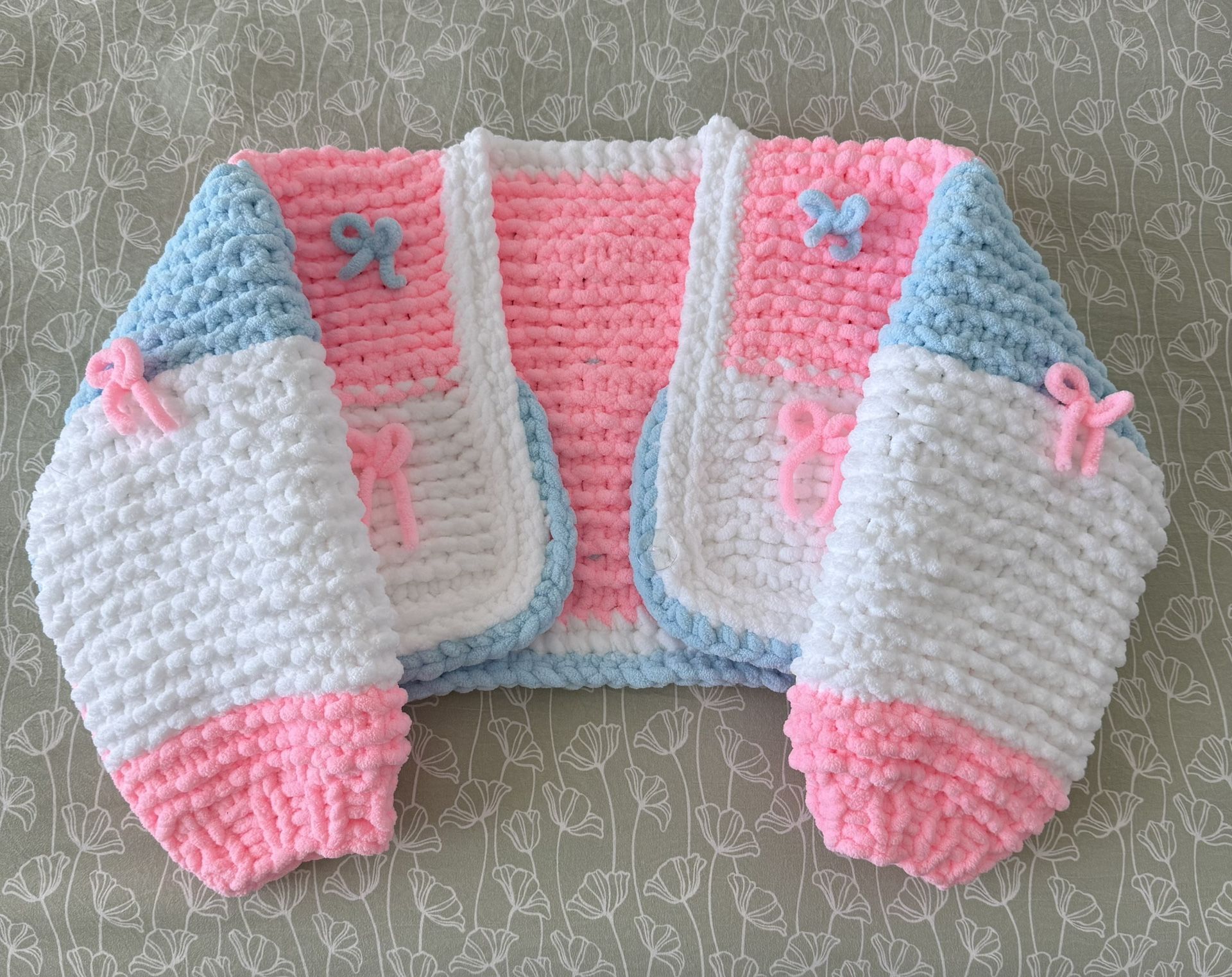 NEW. Cardigan for girls 3-5 years old. Handmade 