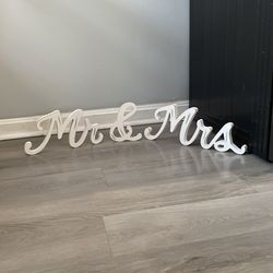 Mr & Mrs sign